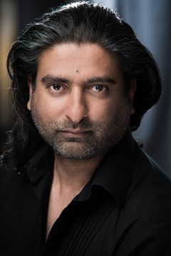 Andrew Rajan interpreta Headphones Crewman