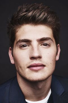 Gregg Sulkin interpreta Chase Stein