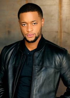 Donny Carrington interpreta Guard