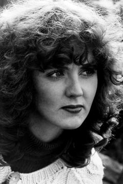 Jennifer Black interpreta SF Street Pedestrian (uncredited)