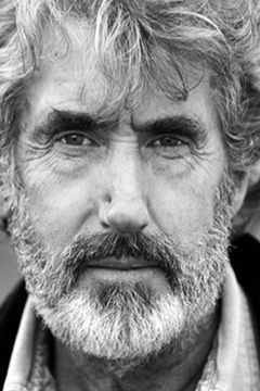 William Thomas interpreta Dennis Marks