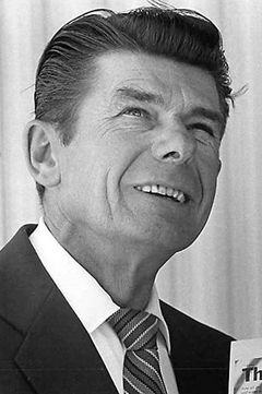 Jay Koch interpreta Video Waiter (Ronald Reagan)