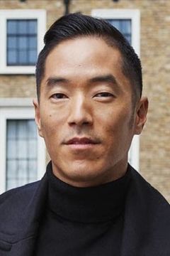Leonardo Nam interpreta Kevin Cross