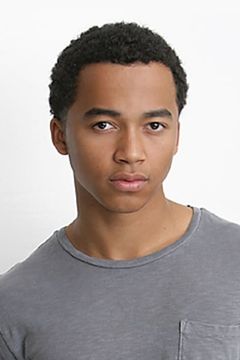 Raymond Alexander Cham Jr. interpreta Devon