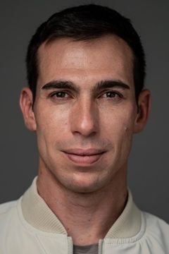 Matthew Camilleri interpreta Farrell