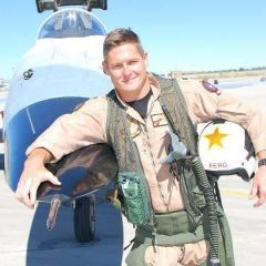Brian Ferguson interpreta Fighter Pilot in Bar