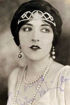 Aileen Pringle interpreta Woman (uncredited)