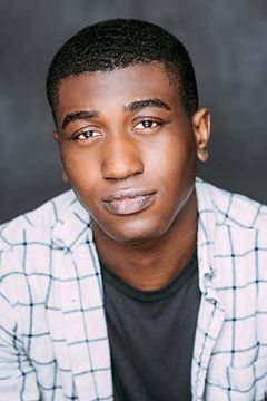 Austin Anozie interpreta Travis