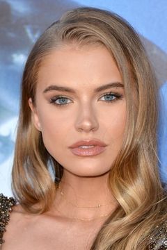 Tanya Mityushina interpreta White Shorts