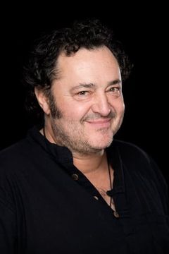Ivan Kaye interpreta Polo Yakur