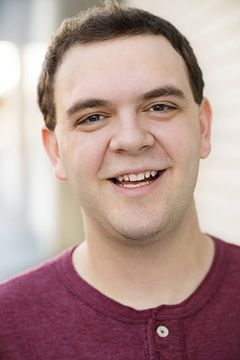 Alex Phillip interpreta Classmate / Reception Guest (uncredited)