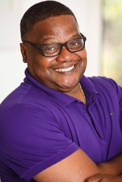 Tony Bracy interpreta Irwin