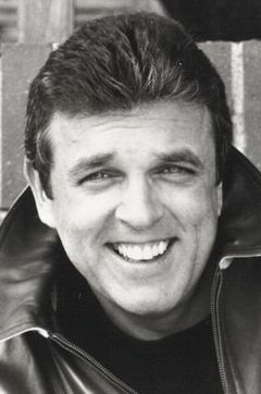 Bobby Cooper interpreta George