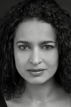 Christianne Oliveira interpreta Chitza