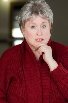 Carole Ita White interpreta Second Officer at Beth's