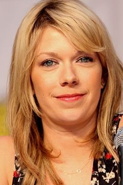 Mary Elizabeth Ellis interpreta Debbie Sanderson
