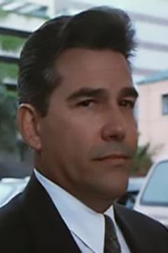 Emilio Plana interpreta FBI agent #2