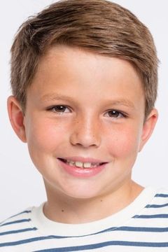 Ethan Bird interpreta Russell