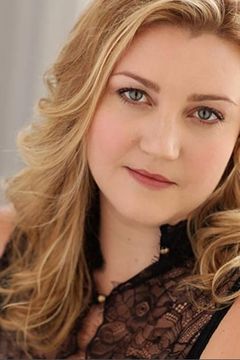 Meredith Holzman interpreta Darlene