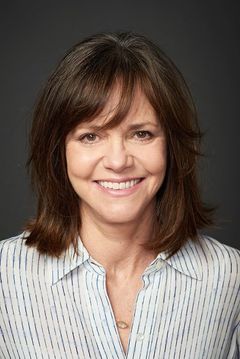 Sally Field interpreta Jessie Buss