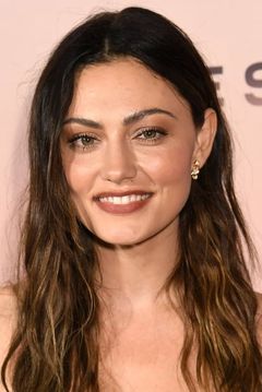 Phoebe Tonkin interpreta Cleo Sertori