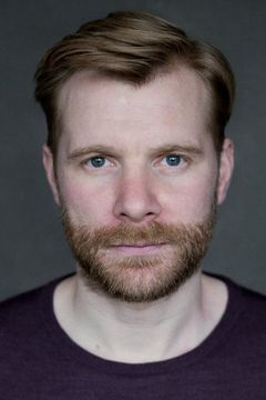 Christopher Hatherall interpreta Fred Nerracott