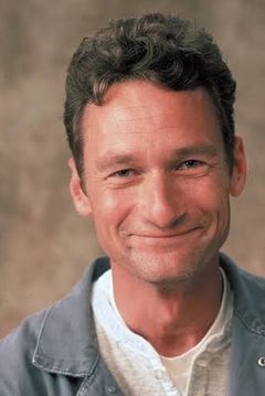 Ryan Stiles interpreta Dr. Herb Melnick