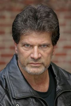 Daniel Greene interpreta Paco Queruak