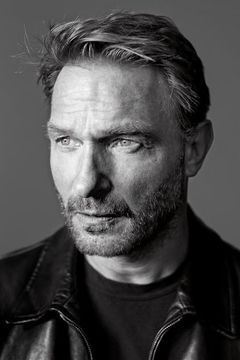 Thomas Kretschmann interpreta Peter