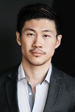 Kenny Wong interpreta George