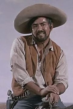 Larry Duran interpreta Extra (uncredited)
