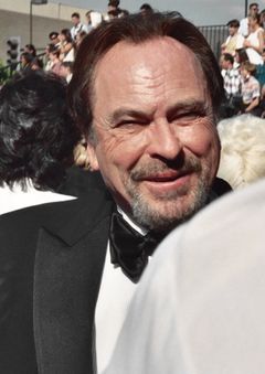 Rip Torn interpreta David Sterling