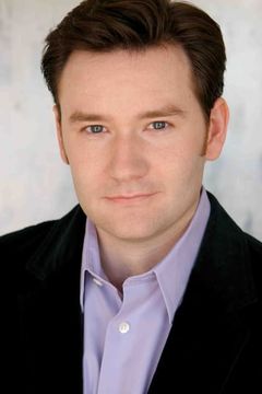 Scot Carlisle interpreta Agent Williams