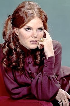 Samantha Eggar interpreta Dr. Patraba
