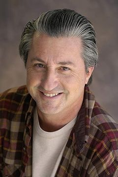 Keith MacKechnie interpreta Nick