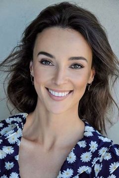 Lydia Sarks interpreta Flight Attendant