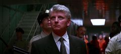 Nigel Carrington interpreta Warden