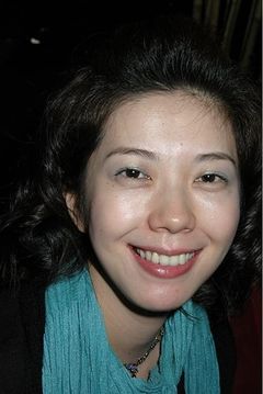 Takako Fuji interpreta Kayako Saeki (archival footage)