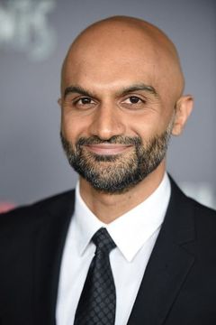 Usman Ally interpreta Crisis Mike