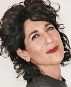 Jen Cohn interpreta Network Reporter (voice)