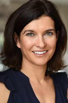 Helen Stern interpreta British Desk Attendant