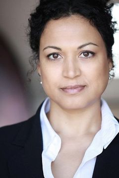 Gina Gangar interpreta Elizabeth Price