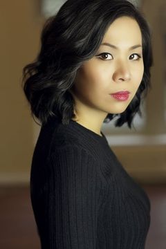 Evelyn Chew interpreta Employee 2