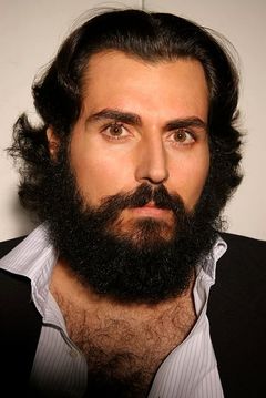 Sam Kalidi interpreta Amir