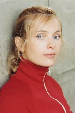 Nadja Uhl interpreta Katja Brühning