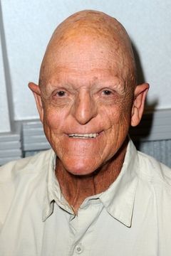 Michael Berryman interpreta Virgil Magnus