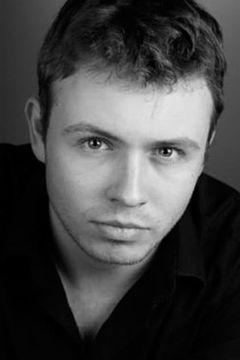 Tom Hudson interpreta Pierre (20 years old)