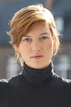 Erika Sainte interpreta Camille Delaunay