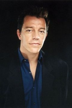Michael Wiseman interpreta Cop