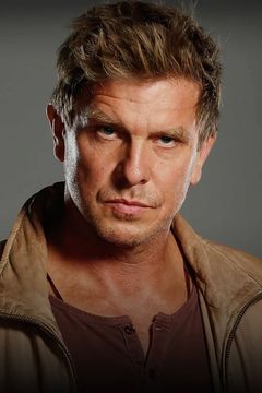 Kenny Johnson interpreta Dominique Luca